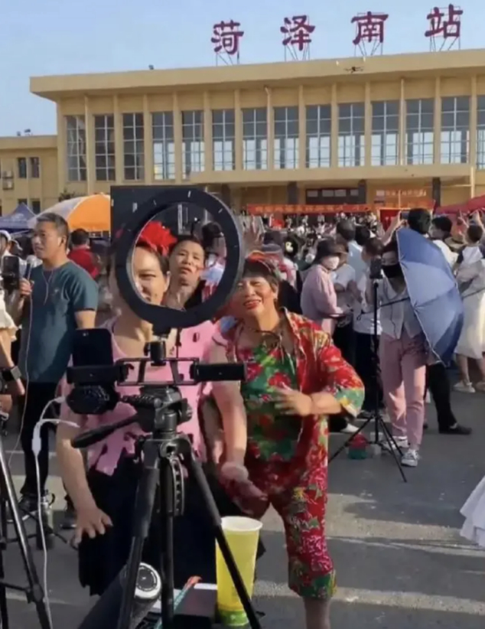 从恶龙咆哮到菏泽南站群魔乱舞:当下扭曲价值观的深刻映射