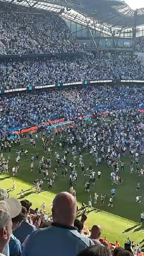 蓝色海洋!曼城夺冠后,球迷涌入伊蒂哈德球场