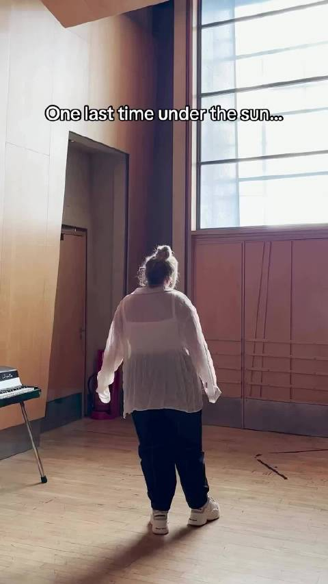 英国女歌手ella henderson新单《under the sun》即将发布