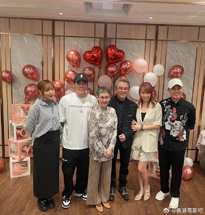 今天是姜大卫和李琳琳结婚50周年,两人举行金婚晚宴