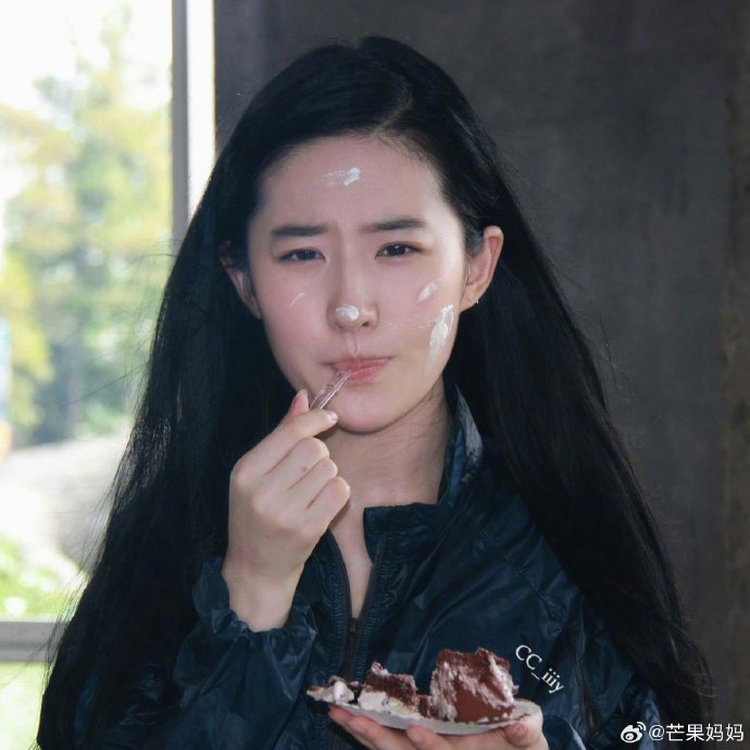 怪不得那么多女孩子用她做头像,每一张都好好看