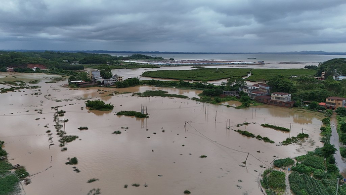2024年5月19日，广西钦州港靠海村庄受暴雨影响。视觉中国 图