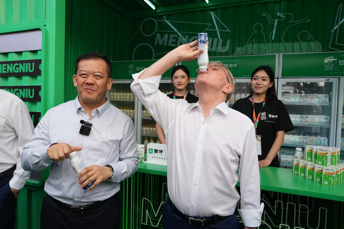 巴赫在蒙牛展台干了一杯酸奶。