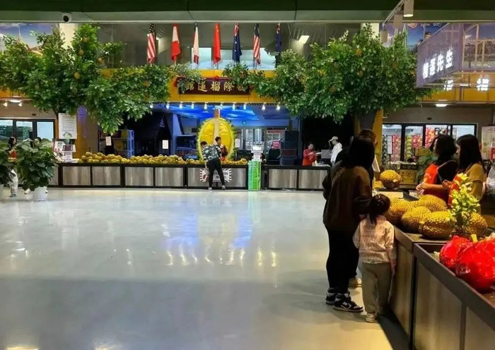 图：新发地国际榴莲馆内摊位们