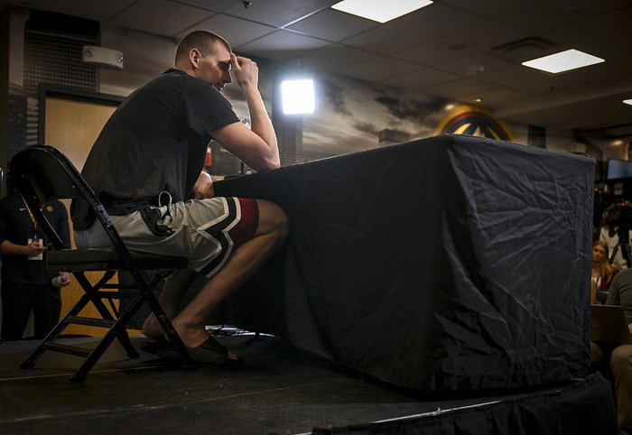 赛后发布会，约基奇情绪并不高。