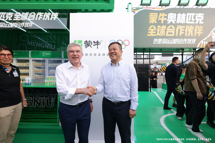 巴赫与高飞握手，并代表国际奥运会，表示很高兴与蒙牛开展长期合作。