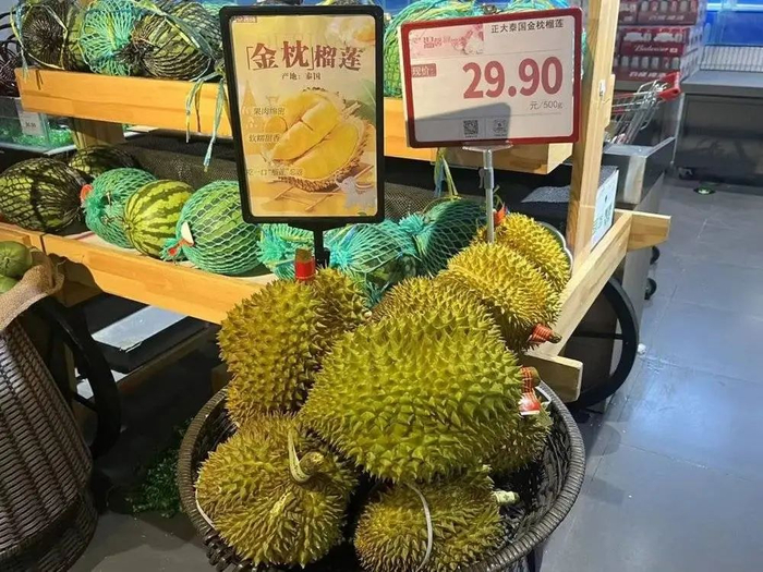 图：朝阳一家京客隆超市榴莲售卖区