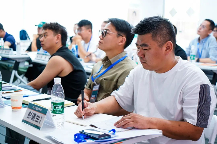 上午,曾老师为大家带来了庭院养护服务相关的知识,包含庭院养护现状