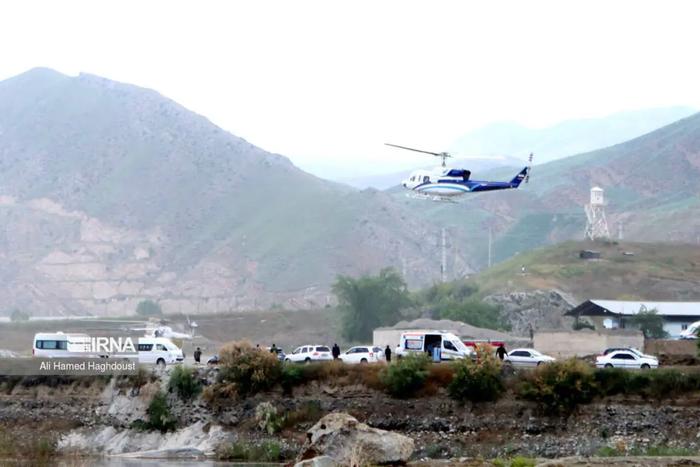 5月19日，阿塞拜疆霍达阿法林县，莱希所坐直升机在伊朗与阿塞拜疆边境地区大坝落成典礼后起飞 图片来源：伊通社