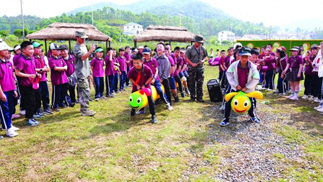 学生们在七彩世界研学基地体验钓小龙虾,挖土豆,疯狂毛毛虫等研学项目