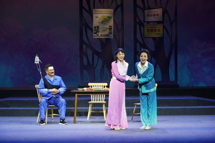 大型现代淮海戏《桃红柳绿又一春》在沭阳县首演