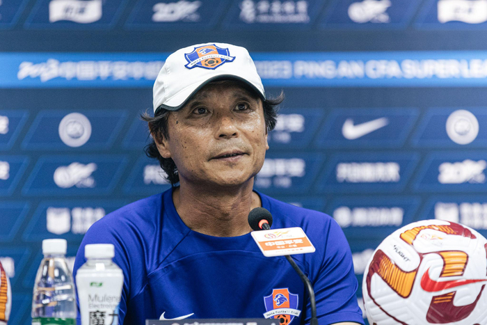 主帅空缺!助教曲刚代表梅州客家参加赛前发布会,并暂时代理帅位