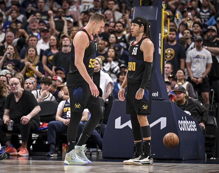 约基奇（左）累了