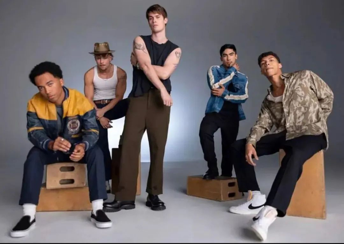 作为年轻乐队 august moon 的主唱,hayes 的个人造型也可圈可点.