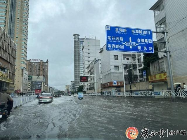 5月19日，南宁遭遇大暴雨袭击，城区部分路段出现积水。记者 陶昌顺 摄 