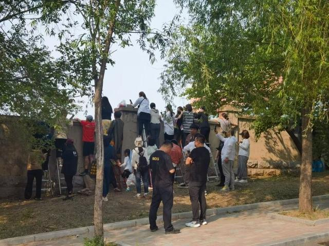 近日,鞍山中考体育测试在鞍钢高中体育场拉开帷幕.