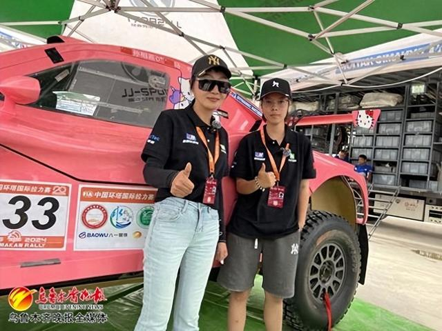 　　孙相燕和马欣与她们赛车的合照。记者陈彦仿摄