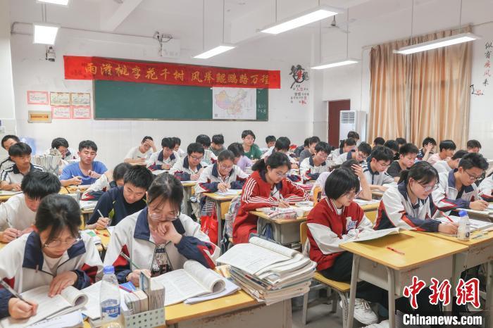 高三学子的日与夜:学习与放松兼顾 沉着冷静迎高考