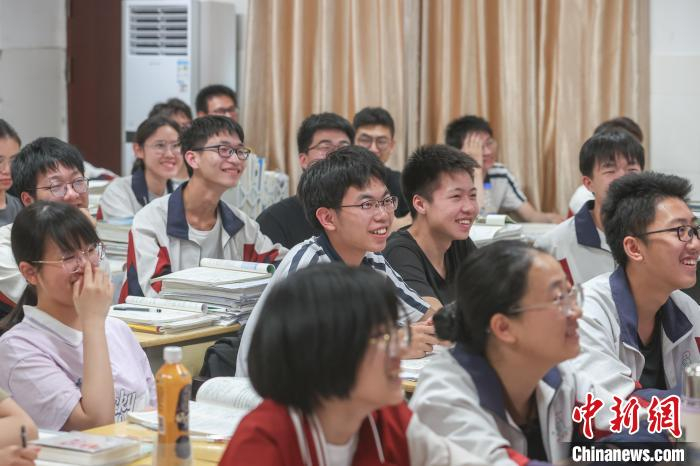 高三学子的日与夜:学习与放松兼顾 沉着冷静迎高考|高三|学生|教室