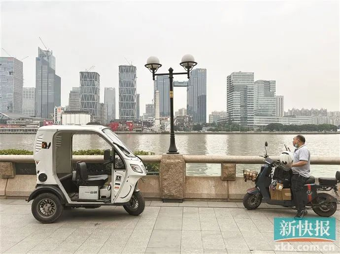 ▲临江大道江边路段甚至出现了“老头乐”。