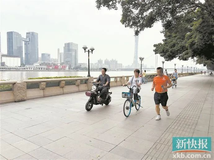 ▲临江大道猎德段，电动自行车、自行车、跑步市民“并驾齐驱”。