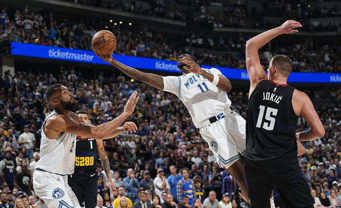 里德（右二）关键时刻表现稳定。