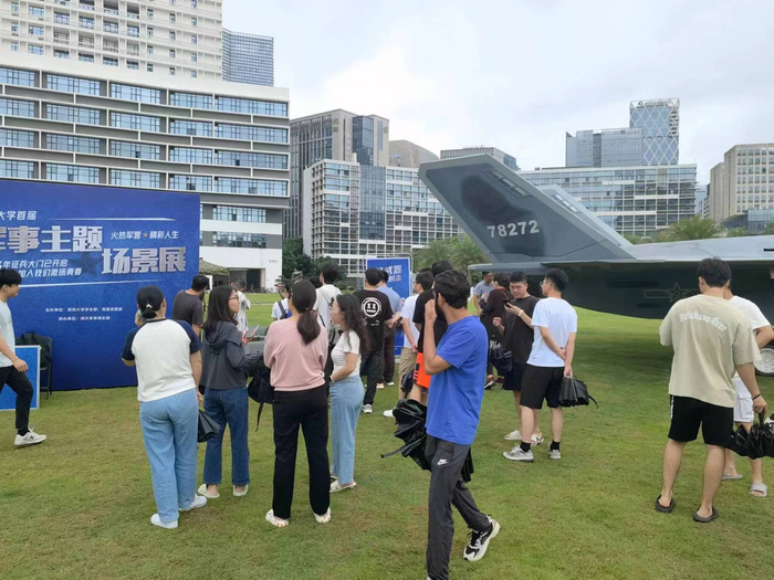 文化,将部队的先进装备引进校园,让学生亲身体会部队生活与军工装备