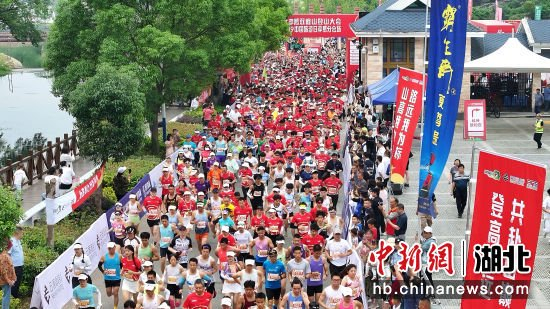 湖北孝感双峰山登山大会鸣枪起跑