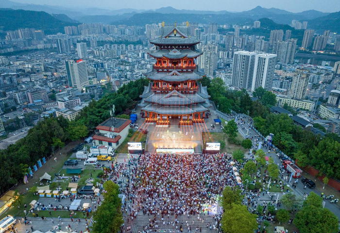 南龛之夜!巴中青年用歌声"点燃"城市的激情与活力