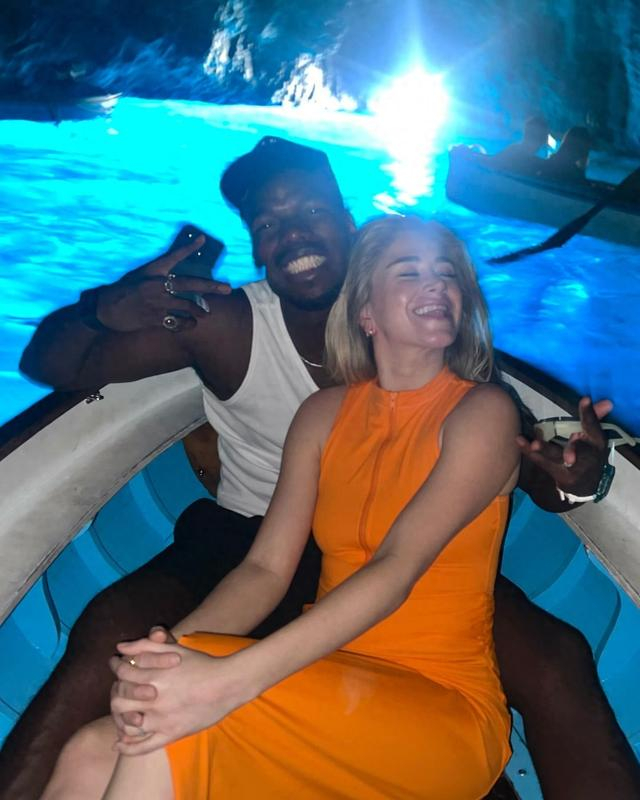 直播吧05月20日讯 博格巴妻子晒照,与博格巴开心度假,享受生活.