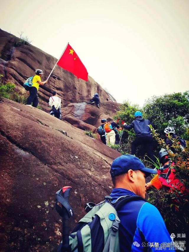 看准一处最佳的点,让队友光头强和爱的国度先上去,再放下绳子,发扬