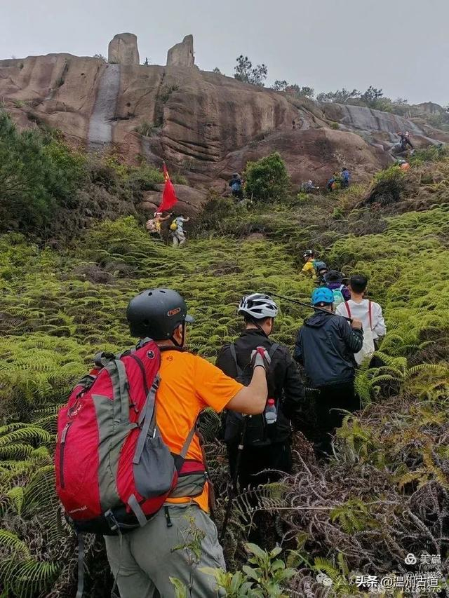 看准一处最佳的点,让队友光头强和爱的国度先上去,再放下绳子,发扬