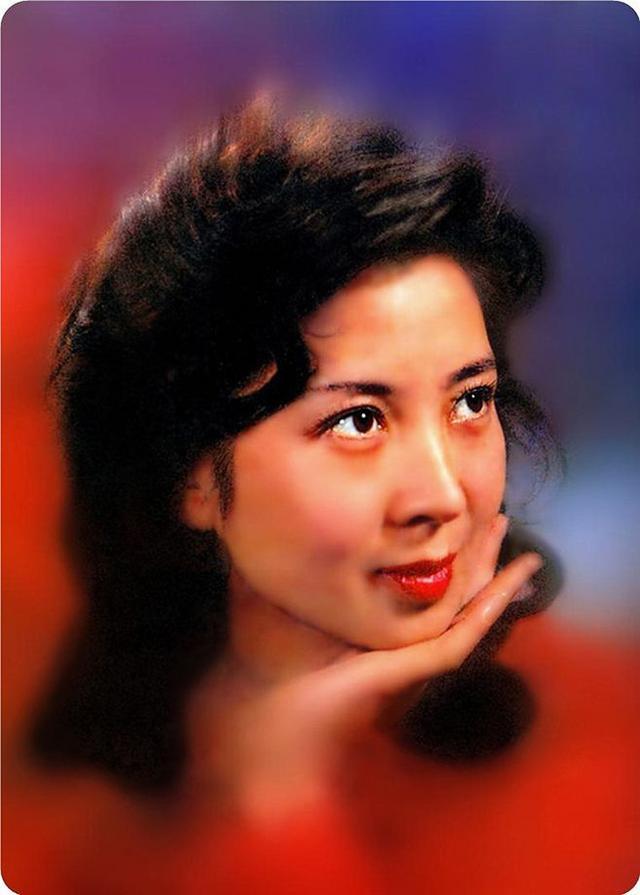 李秀明和吴海燕 两大美女70年代双星争辉 但把她们放一起看 差距真大