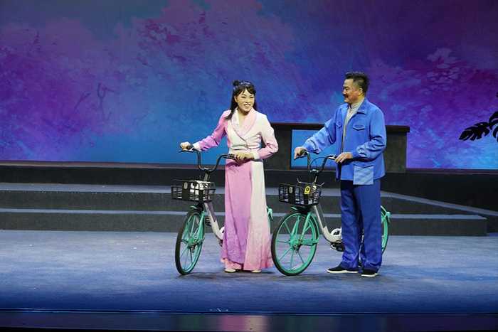 演出现场座无虚席,演员们韵味醇厚的唱腔,惟妙惟肖的表演,博得台下