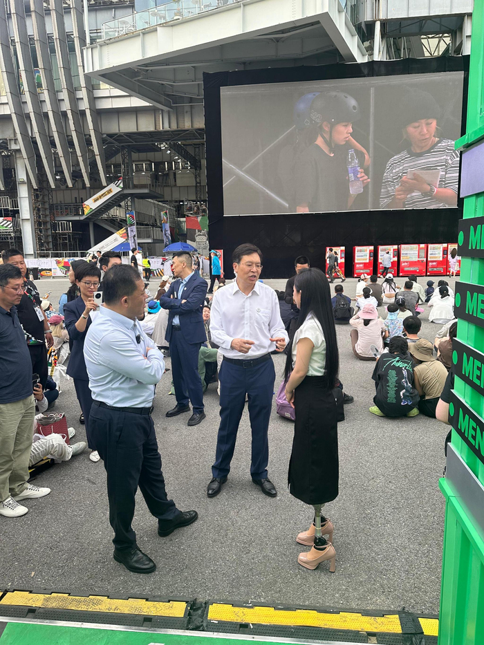 高飞（左）与廖智。