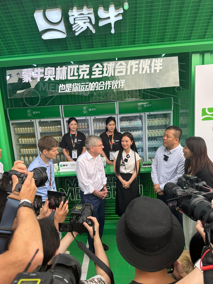 廖智与巴赫交流。