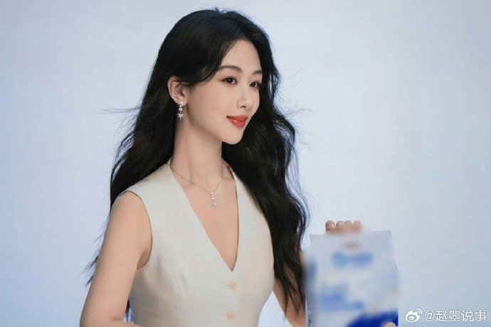 有种知性大美女的感觉,怪不得我真的看上了今天杨紫的装扮呢