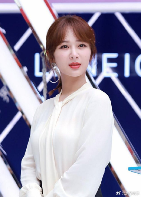 有种知性大美女的感觉,怪不得我真的看上了今天杨紫的装扮呢