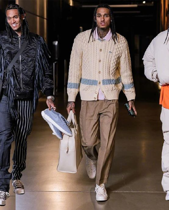 右滑查看克拉克森的潮男穿搭