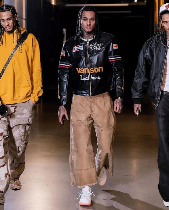 右滑查看克拉克森的潮男穿搭