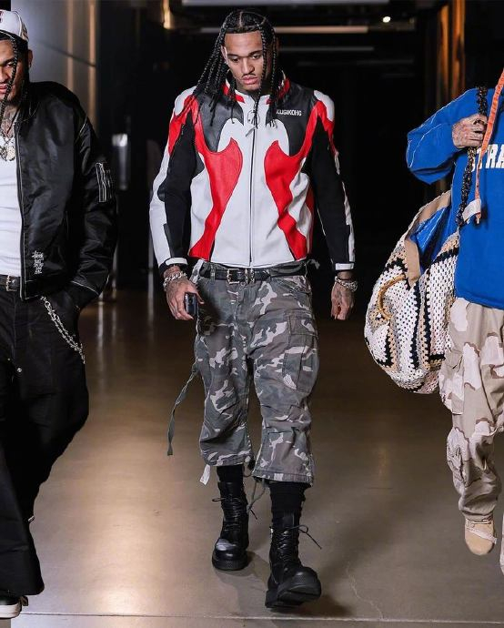 右滑查看克拉克森的潮男穿搭