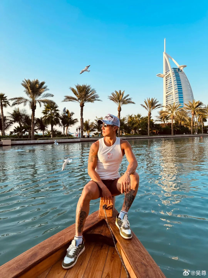 用健身上的这层"防老保险"显然是有效的,跻身不老行列的吴尊一直状态