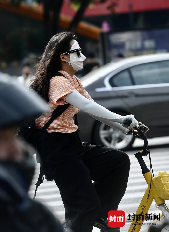 成都热浪来袭 出行防晒"全副武装"|图集