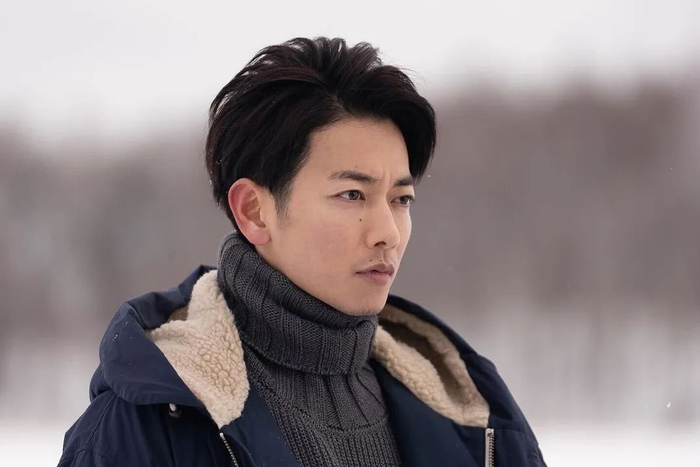 在剧中,佐藤健饰演的是20-30岁的男主并木晴道,有别于以往看到的帅气