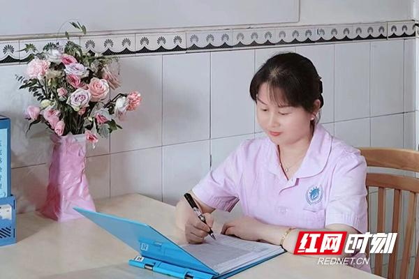 李辉,46岁,现任市精神病医院男二病区护士长.