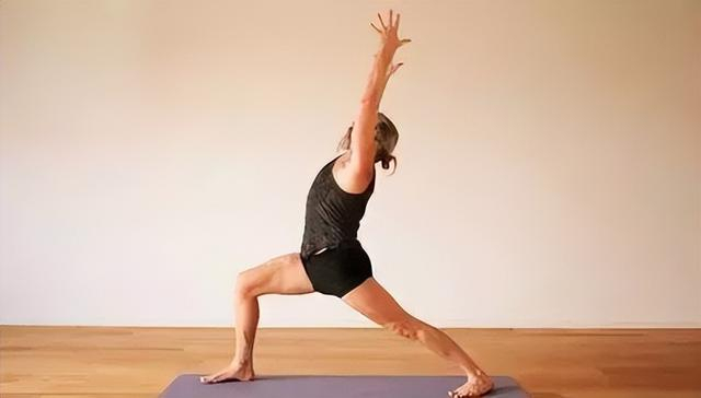 瑜伽「 战士式」常见错误细节,该怎么纠正?(详解)