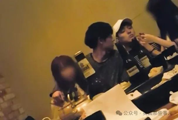 （郑俊英跟崔钟训给女孩灌酒）