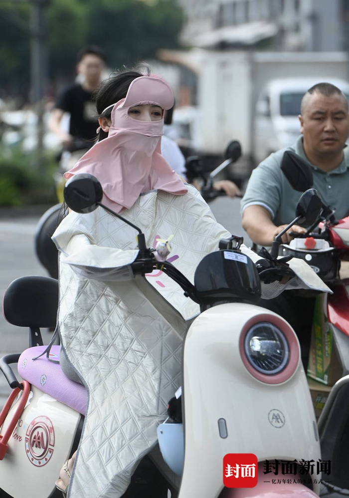 成都热浪来袭 出行防晒"全副武装"|图集