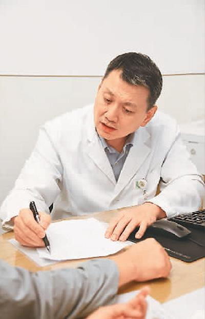 图为李子禹在出诊.北京大学肿瘤医院供图图为关鑫在整理心语墙.