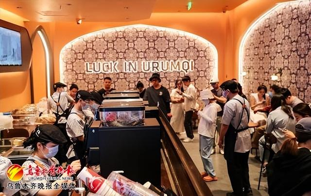 　　5月20日，瑞幸咖啡（时代广场店），店里排满了购买咖啡的顾客。记者米热扎提·木塔力甫摄